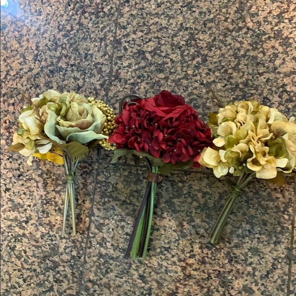 3 small floral bouquets, one red and 2 golden. - Picture 4 of 4